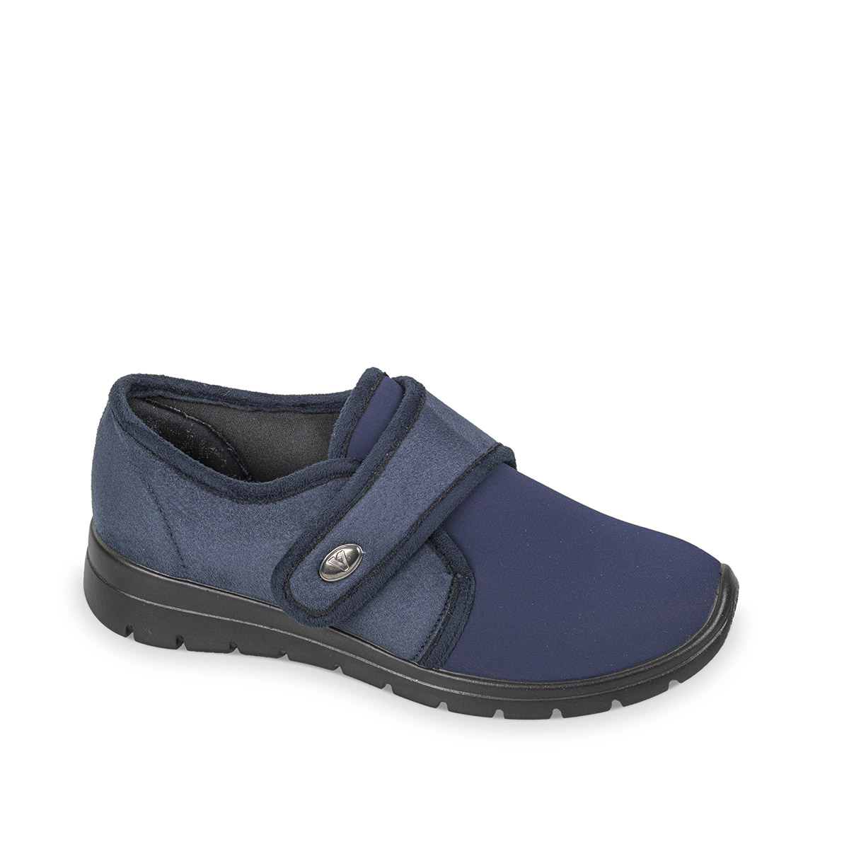 Donna Anziana Che Mette Crema Sui Piedi Gonfiati Prima Delle Scarpe Sopra Messe Image121235229